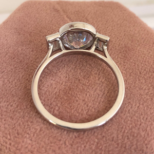 Anillo de compromiso de oro blanco de 10K con circonita cúbica de corte esmeralda en bisel y circonita cúbica de corte redondo solitario, anillo de tres piedras de oro macizo, regalo para esposa - Product Image 6