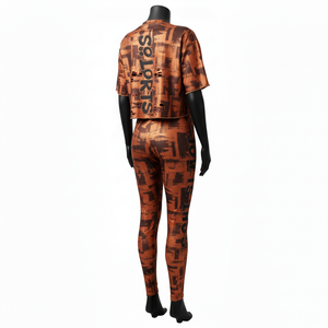 ชุดเสื้อยืดและเลกกิ้งผู้หญิง คุณภาพสูง 190 GSM ผ้าโพลีเอสเตอร์ผสมสแปนเด็กซ์ สีน้ำตาล พิมพ์ลายทั้งตัว พร้อมโลโก้แบบซับลิเมชั่น - Product Image 5