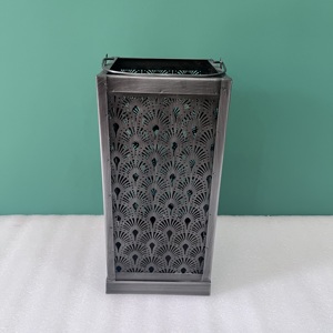 Portavelas de Metal Vintage Hecho a Mano, Diseño Artesanal V522, con Asa Decorativa de Hierro, Tamaño 5.25X5.25X11.5, para Hogar y Jardín - Product Image 5