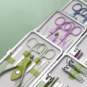 Kit de manucure de luxe durable avec logo personnalisé, 18 pièces en acier inoxydable, ciseaux à cuticules, ciseaux à sourcils, coupe-ongles, étui, pour adolescents et personnes âgées - Product Image 5