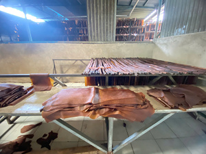 Lámina de caucho natural de alta calidad Vietnam Ngoc Chau, acanalada y ahumada, grado de moldeo por soplado, resistente a bajas temperaturas, uso médico. - Product Image 3