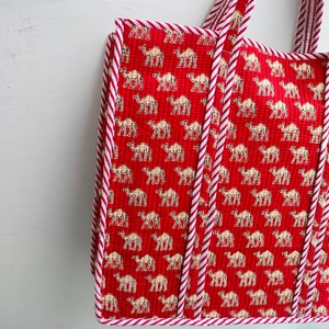 Bolsa de Tela Roja Ecológica Acolchada de Algodón con Bordado y Estampado de Camello Hecho a Mano en Jaipur, Rajasthan, para Compras de Mujer - Product Image 3
