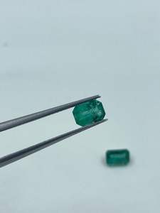 มรกตแซมเบียสีเขียวทรงบาแกตต์ธรรมชาติ ขนาด 4-6 มม. น้ำหนัก 1.05 กะรัต พลอยคุณภาพสูงสำหรับทำเครื่องประดับ เหมาะสำหรับทุกเพศ - Product Image 3