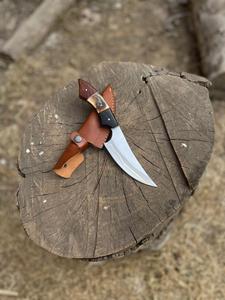 Cuchillo Profesional Hecho a Mano de Acero de Damasco con Gancho para Deshuesar y Pielar, Mango de Cuerno, para Caza y Camping al Aire Libre, Venta al por Mayor OEM ODM - Product Image 1