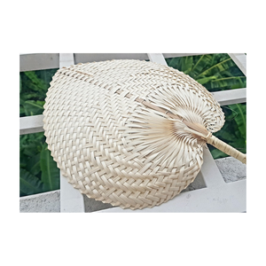 Abanico de bambú hecho en Vietnam con bambú ligero y seda para bodas elegantes y bailes - Product Image 1