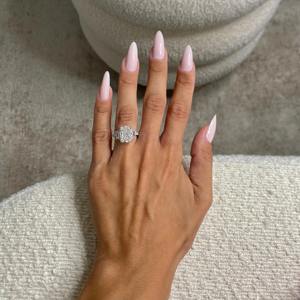 Anillo de Diamante Cultivado en Laboratorio con Corte Radiante de 6 Quilates, Certificado por IGI, con Piedras Laterales Trapezoidales y Redondas, Anillo de Compromiso Único de Oro de 18k - Product Image 3