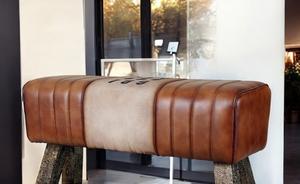 ม้านั่งหนังอินเดียทำมือและเก้าอี้ออกกำลังกายโครงไม้ เหมาะสำหรับตกแต่งห้องโถง ห้องนอน และพื้นที่รับประทานอาหาร สำหรับการสั่งซื้อจำนวนมาก - Product Image 2