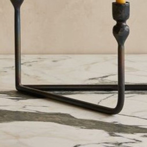 Candelabro triangular de metal bronce oscuro que sostiene tres velas cónicas de cera de abeja amarilla retorcida distintivas para una decoración elegante del hogar. - Product Image 4