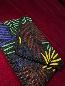 Cartera de Mano Bordada a Mano con Diseño Étnico Colorido y Apariencia Elegante y Moderna - Product Image 4