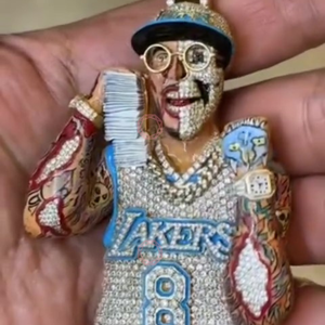 จี้ห้อยคอแบบกำหนดเองประดับเพชรซิคอนรูปตัวอักษรชื่อทีม Lakers เครื่องประดับชั้นดี ชุบทอง 18K - Product Image 2