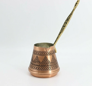 Cafetera turca de latón brillante con un cuerpo texturizado tipo gofre y una resistente asa de madera. Disponible a precio de mayorista. - Product Image 3