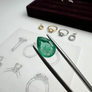 Émeraude Verte Naturelle Colombienne Coupe Poire 1.95CT Pierre Précieuse Libre avec Effet de Couleur pour la Fabrication de Bijoux Zehra Gems Jeweller - Product Image 5