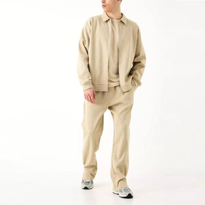 Survêtement pour homme en coton 100% écologique vert olive, avec capuche et pantalon, bandes latérales blanches, coupe-vent, respirant, streetwear pour un confort optimal - Product Image 1