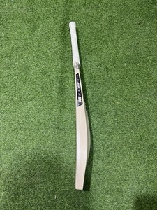 Bate de críquet Cannon English Willow, bate de willow inglés duradero de nivel profesional para clubes. - Product Image 3
