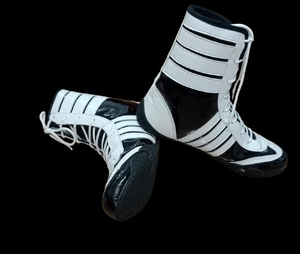 Zapatos de boxeo diseñados para un movimiento activo del pie con una base estable y flexible, cómodos de usar, ideales para sesiones de boxeo regulares. - Product Image 3