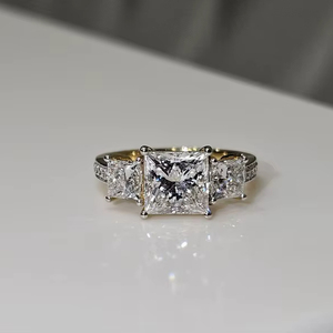 แหวนเพชรทรงปรินเซสคัท 2.01 กะรัต เพาะเลี้ยงในห้องปฏิบัติการ ประดับเพชรสามเม็ด สำหรับผู้หญิง ทองคำแท้ 14K ของขวัญเซอร์ไพรส์สำหรับเจ้าสาวในวันหมั้น - Product Image 1