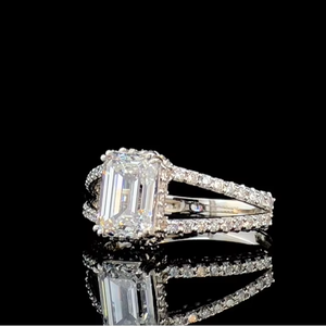 Anillo de Compromiso con Diamante Cultivado en Laboratorio, Corte Esmeralda de 2.5 CT, Oro Sólido de 14K, Certificado IGI - Product Image 3
