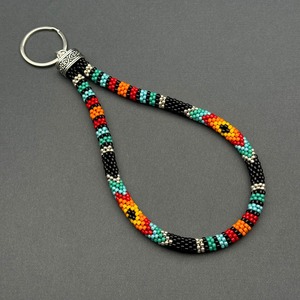 Porte-clés de poignet tendance fait main pour femme avec perles et motif géométrique noir, rouge, turquoise, orange, jaune, blanc, avec anneau en argent - Product Image 2