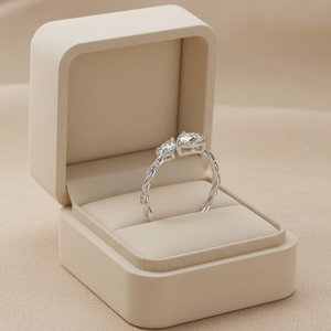 Anillo de compromiso Toi et Moi con pavé retorcido de moissanita de 1 quilate con corte de pera en oro blanco - Product Image 3