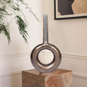 Vase de table en aluminium moderne et contemporain, fait main, design géométrique, écologique, capacité d'absorption d'eau, hauteur 39 cm - Product Image 3