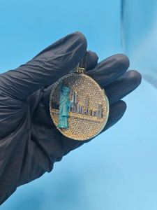 จี้รูปสัญลักษณ์นิวยอร์กประดับเพชรโมอิสซาไนต์ รูปปั้นเทพีเสรีภาพ จี้เหรียญนิวยอร์กซิตี้ สำหรับแร็ปเปอร์ เงินแท้ 925 ชุบทอง - Product Image 4
