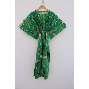 Robe pour femme à imprimé floral vert, col en V, manches trois quarts, longueur complète, cordon de serrage, tenue décontractée d'été, 100% polyester tissé - Product Image 1