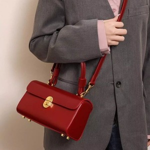 Bolso de mano de cuero genuino rojo para mujer, estilo vintage, con asa superior, estructurado, tipo bandolera, con cierre dorado y diseño de caja. - Product Image 5