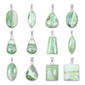 Collier pendentif en laiton plaqué or pour femme, avec breloques en pierre de séraphinite verte, motif numérique, style vintage, vente en gros - Product Image 1