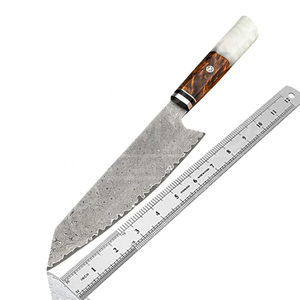 Lame de Damas forgée à la main en acier de Damas avec un bord festonné unique et un motif cellulaire. Manche unique en bois de résine de burl. - Product Image 1