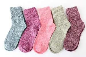 Chaussettes athlétiques décontractées modernes, tissu extensible confortable, conçues pour une utilisation prolongée et les activités quotidiennes - Product Image 2