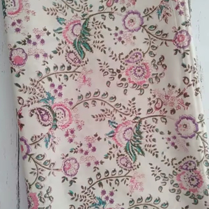 Tela de algodón estampada a mano con diseño floral paisley blanco, tela de algodón suave hecha a mano en India, material para vestidos estilo mogol. - Product Image 2