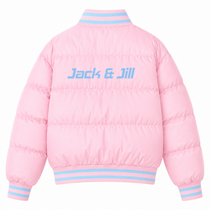 เสื้อแจ็คเก็ตพัฟเฟอร์แบบสั่งทำพิเศษของ Jack & Jill of America ปักโลโก้ด้านหน้า สีชมพูและฟ้าอ่อน แขนยาว สำหรับผู้หญิง - Product Image 3