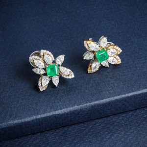 Pendientes de Lujo con Flores, Chapados en Oro de 18K, con Diamantes y Esmeralda Corte Marquesa en el Centro, Joyería para Mujer, para Bodas - Product Image 3