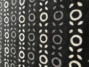 Tissu en coton imprimé à la main en gros – Tissu indien en coton à motifs géométriques cercles noirs et blancs pour fournisseurs de vêtements et de textiles - Product Image 3