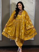 Robe longue maxi en soie blanche luxueuse avec broderie dorée complexe sur le corsage et col montant, avec un ourlet ample et volumineux