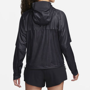 Conjunto Deportivo Personalizado para Mujer de Dos Piezas con Capucha, Chaqueta Cortavientos y Pantalones Cortos de Nailon y Poliéster para Verano - Product Image 4