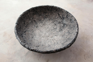 Bol sur piédestal en papier mâché fait main moderne, à trois pieds, décoratif, texturé rustique et organique, centre de table pour table à manger et table basse - Product Image 3
