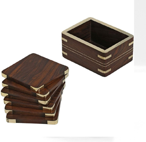 Juegos de posavasos cuadrados de madera oscura pulida con esquinas con incrustaciones de latón, disponibles a precios de mayorista para regalos corporativos. - Product Image 1