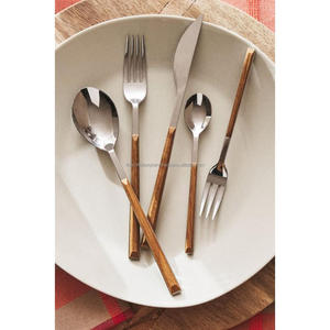 Juego de cubiertos reutilizables para hoteles, cubiertos y cubiertos de acero inoxidable de primera calidad con asas de agarre de madera, fabricados en la India - Product Image 1