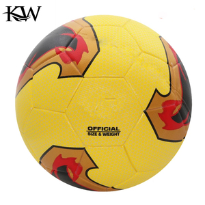 Ballon de football robuste conçu pour les matchs difficiles, revêtement en PU résistant, coutures renforcées, utilisation longue durée pour les clubs et les écoles - Product Image 1