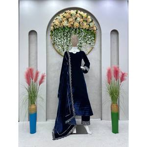 Top y Dupatta Hechos a Mano para Fiesta, Silueta Recta con Lentejuelas y Cordones, Talla XL - Product Image 2