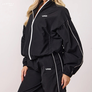 ชุดกีฬาผู้หญิง 3 ชิ้น แฟชั่นปี 2026 ขายส่ง ชุดวอร์มซิปแบบโอเวอร์ไซส์ ตกแต่งด้วยแถบผ้า แจ็คเก็ตแทร็คเนื้อผ้าไนลอน 100% น้ำหนักเบา - Product Image 4