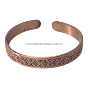 Bracelet en cuivre moderne fait main, ajustable, manchette ouverte, écologique, motif gravé décoratif, accessoire de mode - Product Image 1