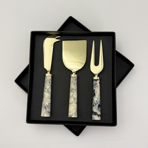 Elegante Juego de Utensilios para Queso de Acero Inoxidable con Acabado Dorado, Juego de 3 Piezas con Mangos de Resina Verde, Cuchillos para Tabla de Charcutería, Precio Accesible - Product Image 1