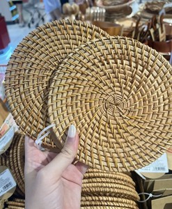 Sous-plat rond en rotin naturel tressé du Vietnam pour la présentation de table, idéal pour les restaurants, les hôtels et les mariages - Product Image 1