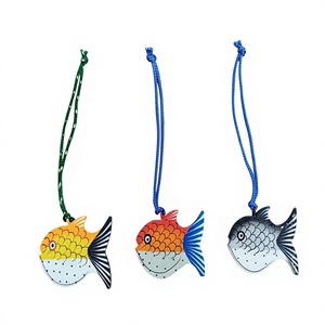 Adornos colgantes de madera pintados a mano con forma de pez de dibujos animados de Laxmans Indian Handicraft para decoración de árboles de Navidad, artesanía decorativa al por mayor. - Product Image 1