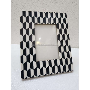 Cadre photo en bois artisanal avec design en résine à carreaux bleus et moutarde, décoration contemporaine pour la maison - Product Image 6