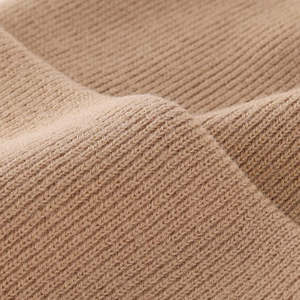 Elegante Gorro Beige con Parche de Logotipo - Gorro de Invierno Tejido Color Caqui para Hombre y Mujer - Gorro Premium Suave y Cálido - Product Image 5