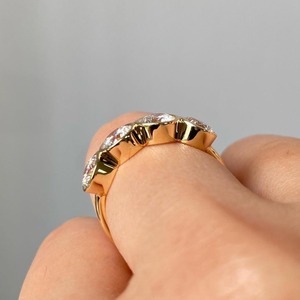 แหวนเพชรทรงกลม 1.20 กะรัต ฝังแบบ Bezel Set เพชรเลี้ยงในห้องปฏิบัติการ ดีไซน์ทันสมัย ครึ่งวงแหวนแบบ Eternity สำหรับงานแต่งงาน แหวนเพชรแบบมินิมอลประดับเพชรหลายเม็ด - Product Image 5