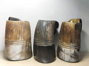 Mug en corne de bœuf très vendu, idéal pour les boissons comme la hydromel, la bière ou l'ale, pour les repas médiévaux ou vikings, mug en corne traditionnel et créatif. - Product Image 1